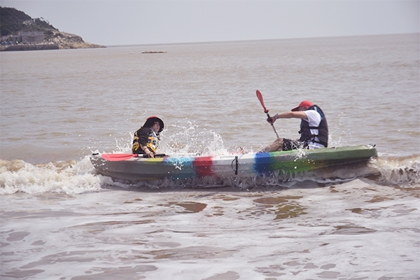 浪來了，船翻